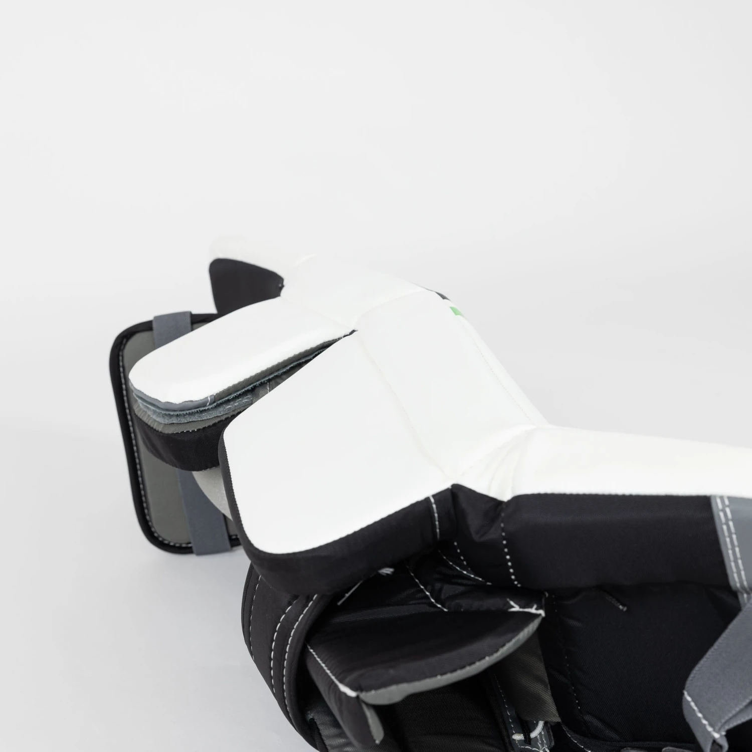 Warrior Ritual G6 E+ Youth Goalie Leg Pads 8 Warrior Ritual G6 E+ Youth Goalie Leg Pads - Image 6